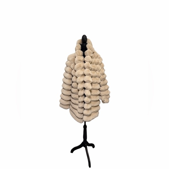 Jackets & Blazers - Luxurious Cream Faux Fur Coat